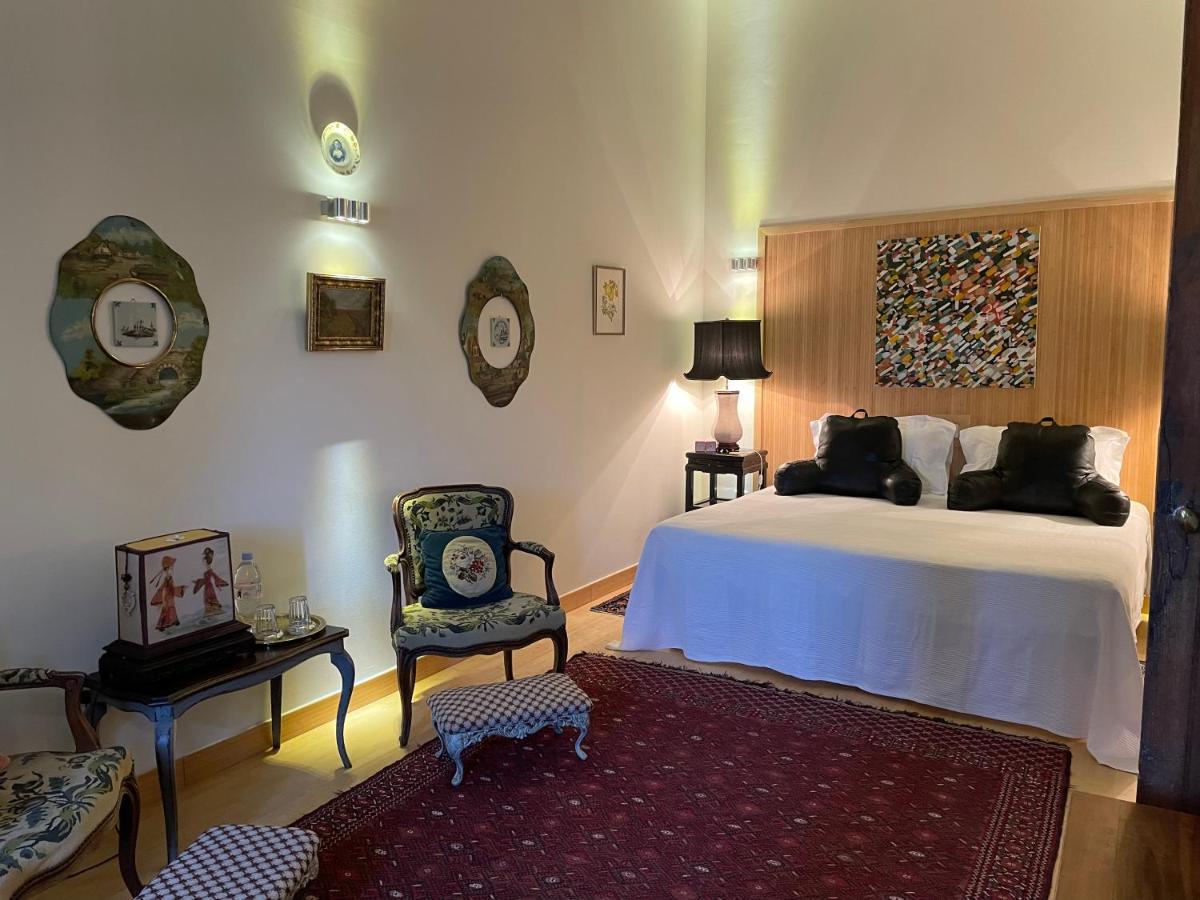 リュストレル La Cour Carree Bed & Breakfast エクステリア 写真