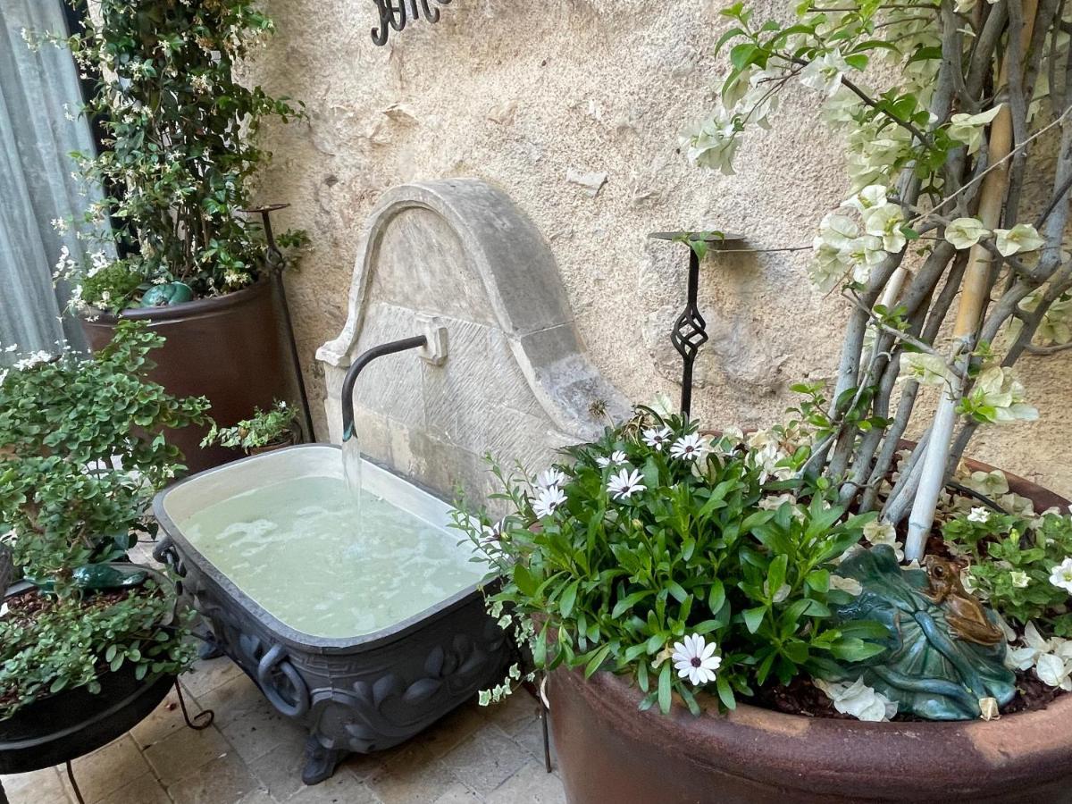 リュストレル La Cour Carree Bed & Breakfast エクステリア 写真