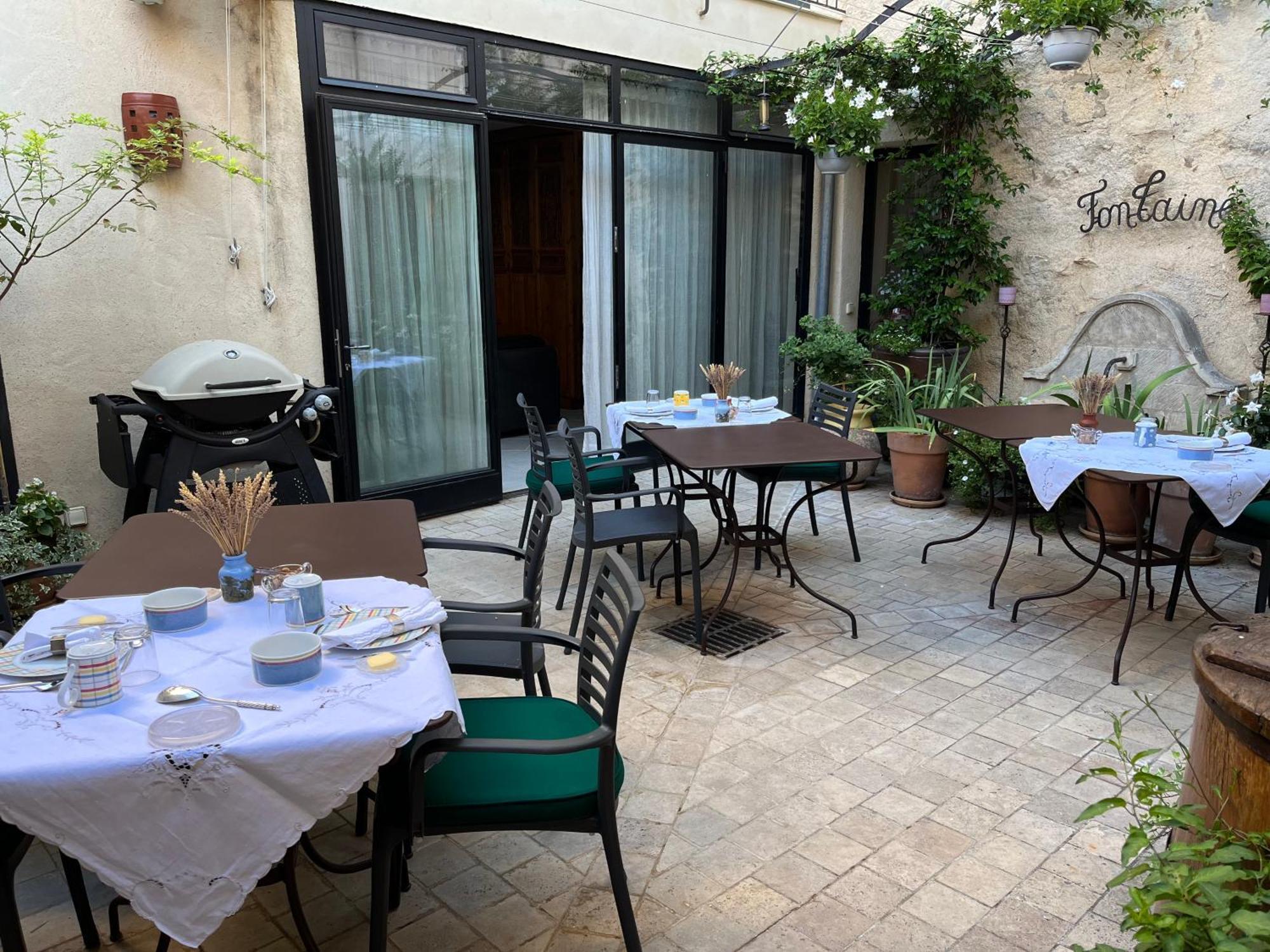 リュストレル La Cour Carree Bed & Breakfast エクステリア 写真