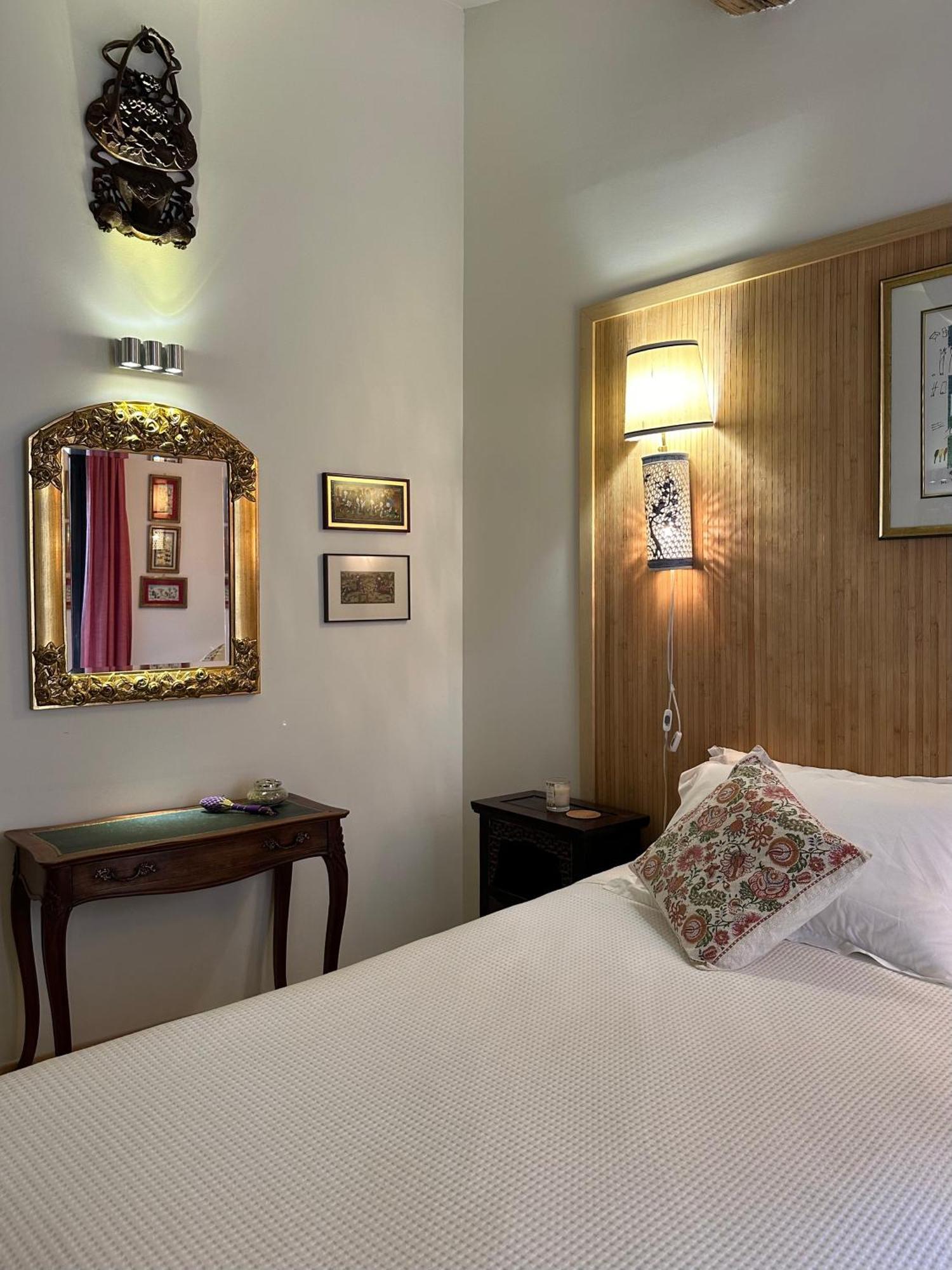 リュストレル La Cour Carree Bed & Breakfast エクステリア 写真